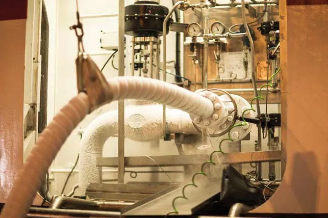 LNG-hose-in-operation